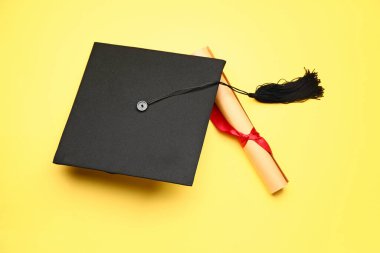 Mezuniyet şapkası ve diploması renklerle ilgili.