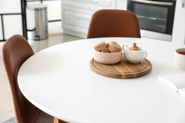 Modern mutfağın içindeki yemek masası.