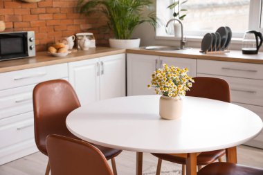 Modern mutfağın içindeki yemek masası.