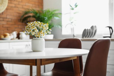 Modern mutfağın içindeki yemek masası.