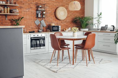 Yemek masası olan modern bir mutfak.