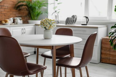 Modern mutfağın içindeki yemek masası.