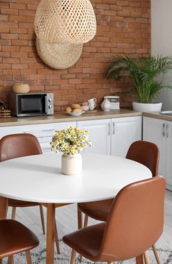 Modern mutfağın içindeki yemek masası.