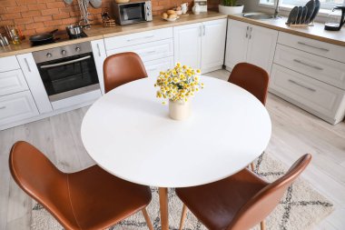 Modern mutfağın içindeki yemek masası.