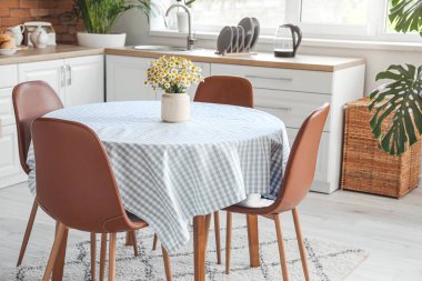 Modern mutfağın içindeki yemek masası.