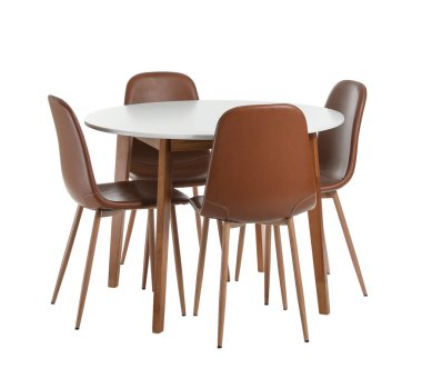 Beyaz arka planda sandalyeli yemek masası