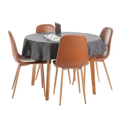 Masadaki dizüstü bilgisayar ve kulaklıklar beyaz arka planda