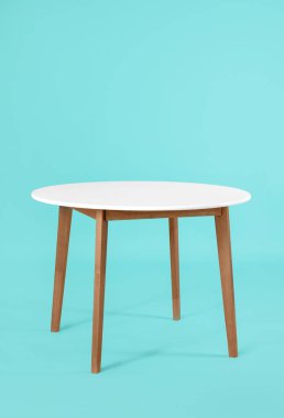 Renk arkaplanındaki yemek masası