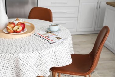 Modern mutfağın içindeki yemek masası.