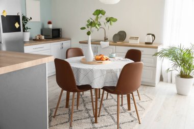 Yemek masası olan modern bir mutfak.