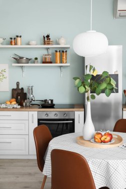 Yemek masası olan modern bir mutfak.