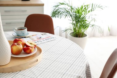 Modern mutfağın içindeki yemek masası.