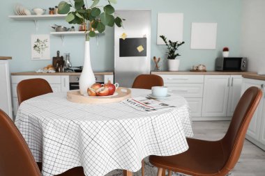 Modern mutfağın içindeki yemek masası.