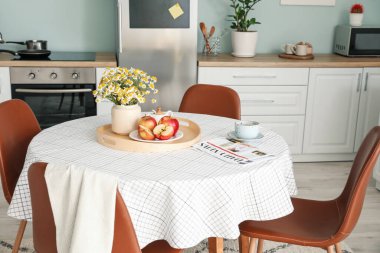 Modern mutfağın içindeki yemek masası.