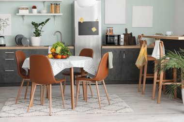 Yemek masası olan modern bir mutfak.