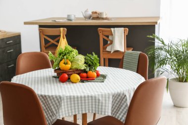 Modern mutfağın içindeki yemek masası.