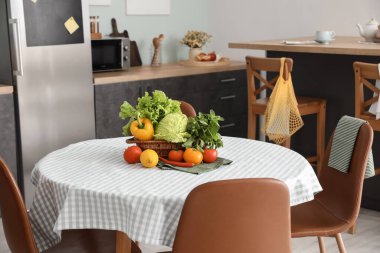 Modern mutfağın içindeki yemek masası.