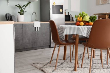 Yemek masası olan modern bir mutfak.