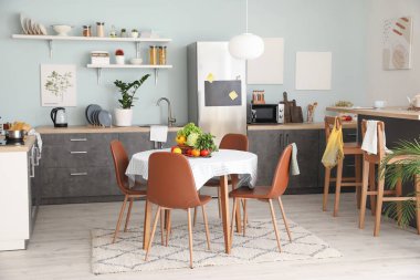 Yemek masası olan modern bir mutfak.