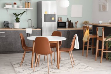 Yemek masası olan modern bir mutfak.