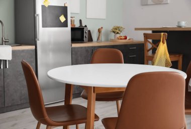 Modern mutfağın içindeki yemek masası.