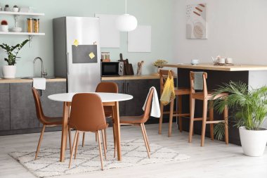 Yemek masası olan modern bir mutfak.