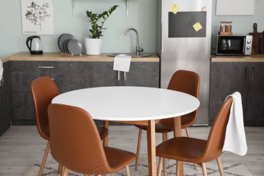 Modern mutfağın içindeki yemek masası.