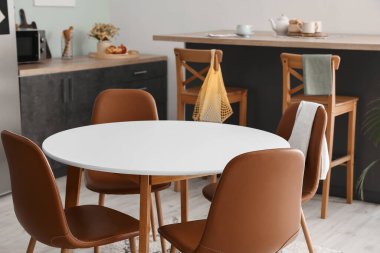 Modern mutfağın içindeki yemek masası.