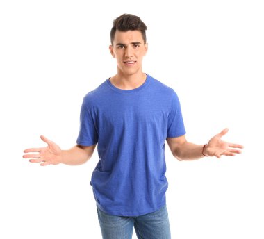 Beyaz arka planda yakışıklı bir genç.