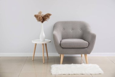 Rahat koltuklu bir oda.