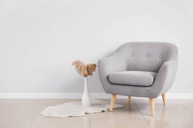 Rahat koltuklu bir oda.