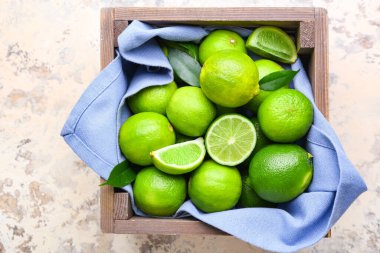 Masada taze limon dolu bir kutu.