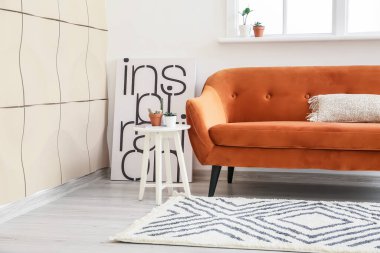 Kanepesi ve güzel halısı olan modern bir oda.