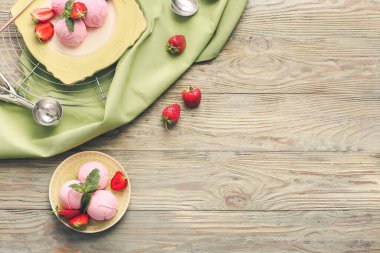 Masada lezzetli çilekli dondurma var.