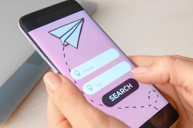 Cep telefonlu kadın çevrimiçi bilet rezervasyonu, yakın plan