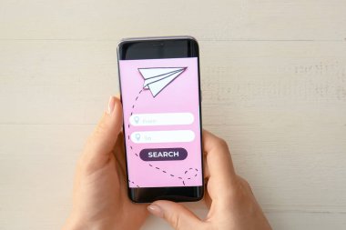 Cep telefonu bileti olan bir kadın çevrimiçi, üst görünüm