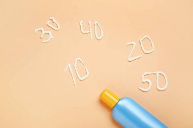 Renkli arkaplanda bir şişe güneş kremi