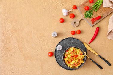 Renkli makarna ve tavuklu kase.