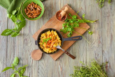 Lezzetli makarna ve tavuklu kızartma tavası.