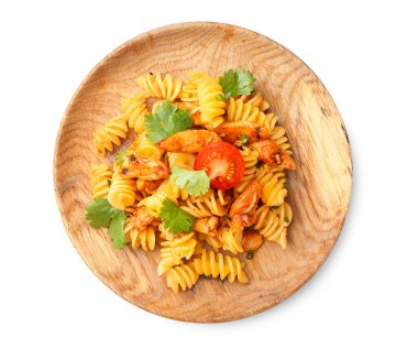 Lezzetli makarna ve beyaz arka planda tavuk.