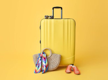 Arka planda aksesuarlarla dolu bavul. Seyahat kavramı