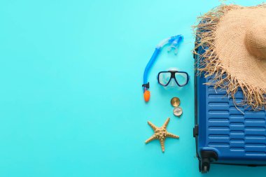 Arka planda plaj aksesuarlarıyla dolu bavul. Seyahat kavramı