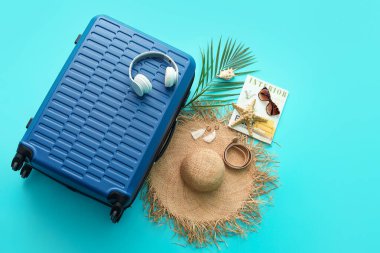 Arka planda plaj aksesuarlarıyla dolu bavul. Seyahat kavramı