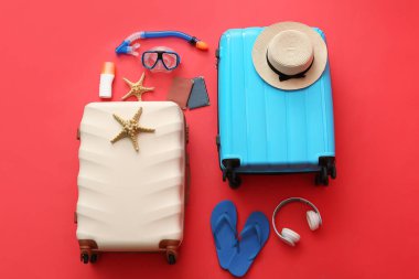 Arka planda plaj aksesuarları olan bavullar. Seyahat kavramı