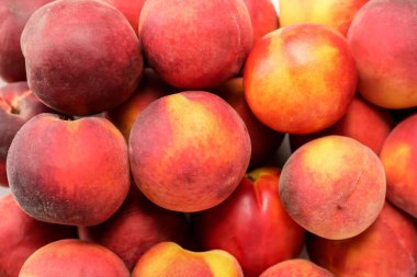 Tatlı olgun şeftaliler arka planda