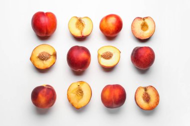 Beyaz arka planda olgun şeftaliler