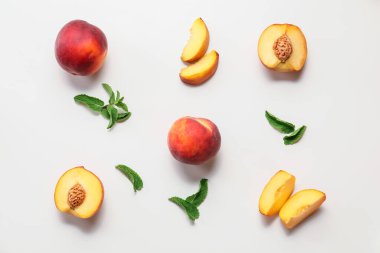 Beyaz arka planda olgun şeftaliler