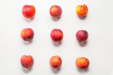 Beyaz arka planda olgun şeftaliler