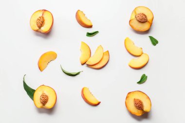 Beyaz arka planda olgun şeftaliler