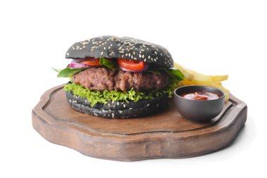 Siyah çörekli lezzetli hamburger ve beyaz arka planda patates kızartması.